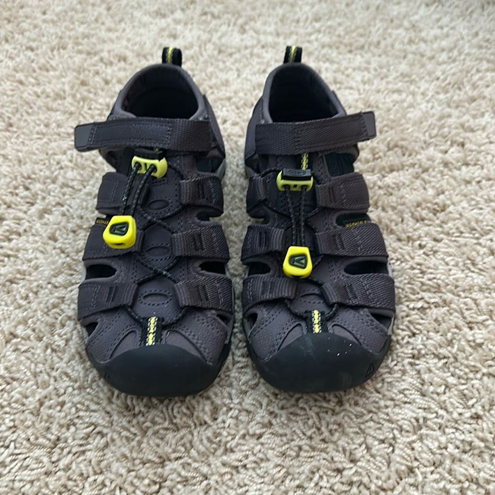 Youth sandals